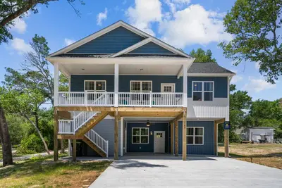 Image de 2-story coastal home with 2 grills, screened porch, outdoor showers, W/Ds, & Ac