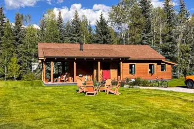 Riverside cabin with mountain views, fireplace, covered patio, firepit, & W/D