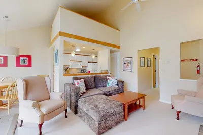 Image de Inviting condo with skiing, mountain view, full kitchen, & balcony