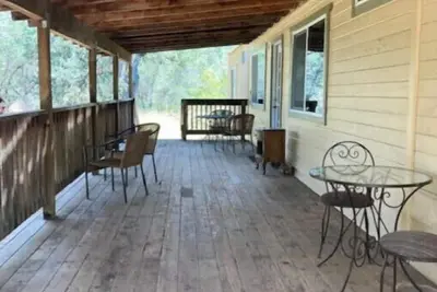 Image de Come stay at a quaint 5 bedroom house our in the country!