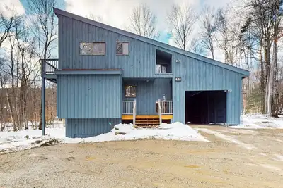 Image de 3-story dog-friendly home with private hot tub, firepit, grill, wood stove, Evc