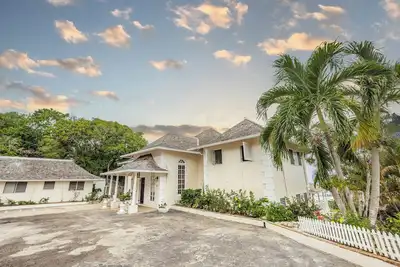 Private villa w/ Gym 5 mins away from town.