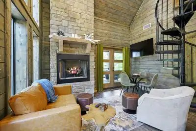 Image de King Br+Loft w Hot Tub, 4. 6 Miles to Marina!