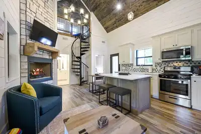 Image de Farmhouse retreat, King Br+Gameroom/Bunk Loft!