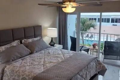 Image de 2 Bedroom Apt overlooking harbour