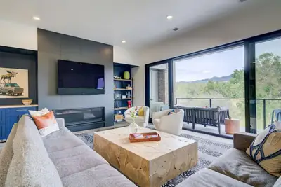 Image de Modern 3Bdrm Stay | Mountain Views & Beach Access