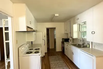 Image de Spacious 3 bedroom, 1. 5 bath House. Wi-Fi, Roku Tv, Fully stocked kitchen, etc!