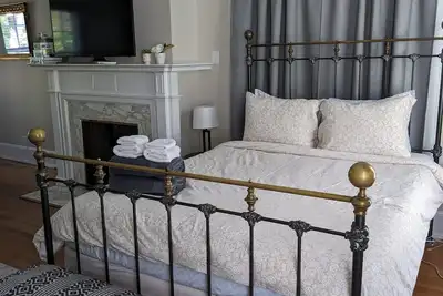 Image de Spacious 2br in Grand Old Home, Downtown Durham