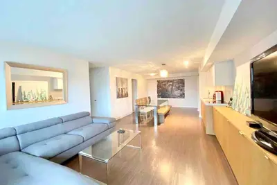 Image de Beautiful Condo In Downtown