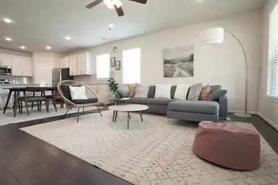 Image de Modern Comforts with a Cozy Touch: Stay in Our Contemporary Home Away from Home