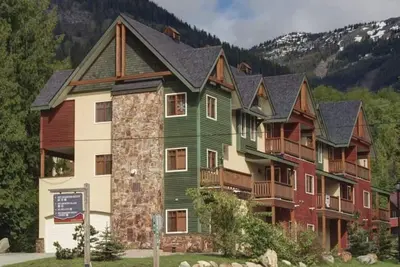 Image de 3 level Townhouse with Private Hot Tub and Garage - close to ski hill.