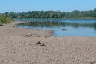 Image de Cosy Chalet au Bord de L'eau Avec Plage Accès Directement du Terrain