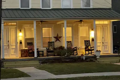 Image de Charming historic Home located  blocks to Town and Beach.