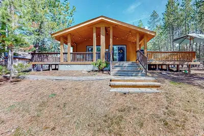 Image de Charming riverfront bungalow, dog-friendly, firepit, dock, & W/D