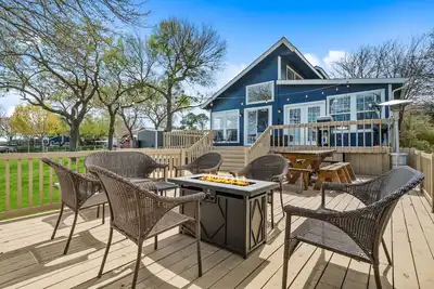 Image de Lake House with Hot Tub + Games