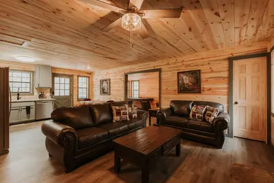 Image de Cozy, Modern Cabin w/ Hot Tub, Air Hockey Table and more!