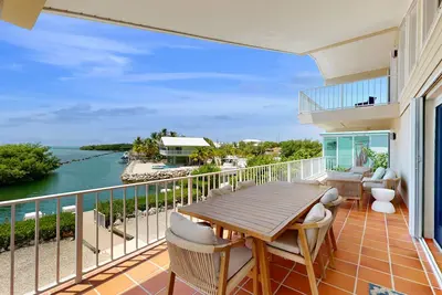 Image de Oceanfront home with a pool, dock, grill, scenic balconies, games, W/D, & Ac