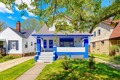 Image de Sapphire Haven: Spacious 2br Lower Unit Retreat | Laundry, Parking & Safe Location • 8 Min To Airport