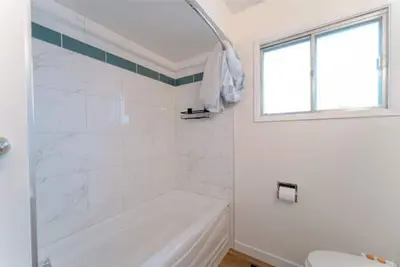 Image de Stone throw to university and hospital, Fully reno