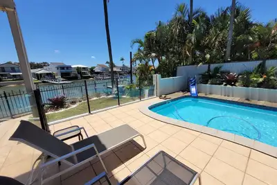 Image de Sunny Spacious Canal Home - pool, kayaks, beach