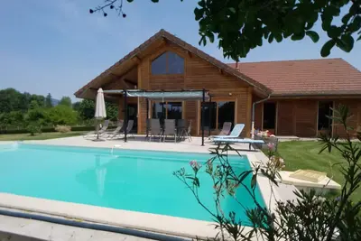Image de Maison Ă la Campagne Spacieuse Avec Piscine