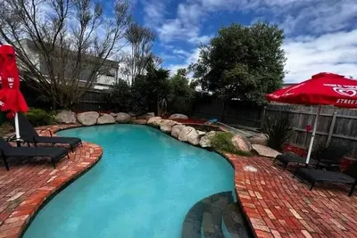 Fun Filled Renovated 80's Gem, 400m From the Beach!
