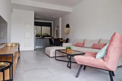 Image de Rotchild area - 3 bedrooms garden apt