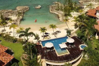 Image de Casa Luna 17: Luxe Oasis South of 7Mile Beach w/ Secret Beach Cove, Pool + Heated Spa