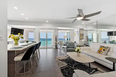 Image de Upscale Beachfront Hideaway Right on the Beach with Panoramic Views