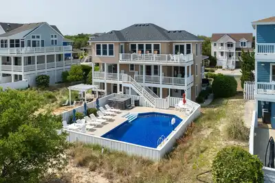 Ocean Journey 7b/9b Pool, Hot tub, Walk to Beach in the Heart of Duck