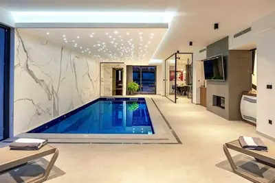 Image de Modern Villa With Indoor Swimming Pool