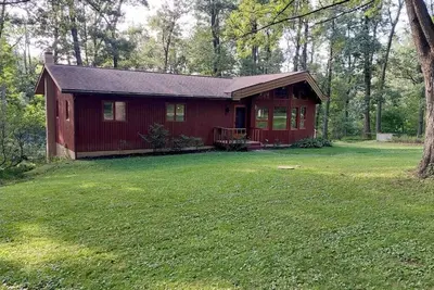 Image de Secluded Getaway - Entire House; free parking; fully furnished kitchen