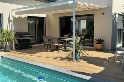 Image de Villa avec piscine privée sans vis a vis, située à 16 mn en voiture des plages.
