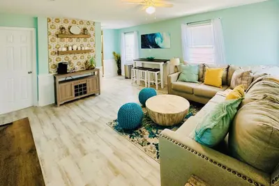 Newly Renovated 3bd/2bth, 1 Blk to Beach