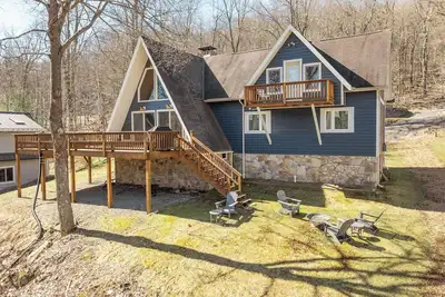 Image de A Frame of Mind | Cozy Family Room, Lake Views, & Hot Tub!