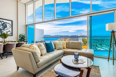 Image de Luxury ocean-view condo with resort pool, private balcony, and washer/dryer
