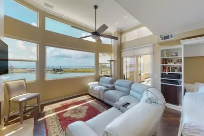 Image de Private condo near the beach with water views, soaking tub, grill - pool access