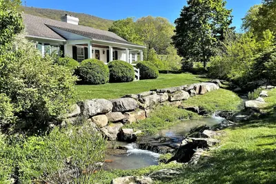 Image de Katydid Cottage, Tucked in the heart of Warm Springs with Pastoral Views and a Year Round Stream Flo