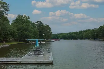 Image de Fully loaded waterfront Lake Oconee cottage w/ dock & firepit