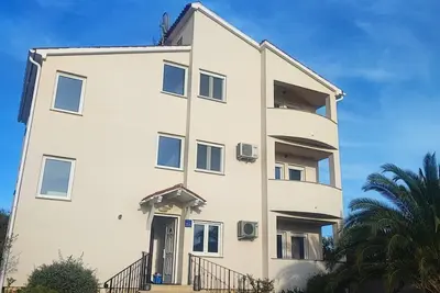 Image de Urejena Villa Maya z bazenom, jaccuzijem v bližini plaže
