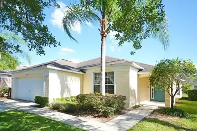 Image de South facing pool home with games room - gated community