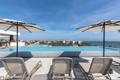 Image de Modern top floor condo w/Oceanview & Infinity Pool