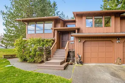 Image de Bright home near Deer Lake with Puget Sound view, huge backyard & deck