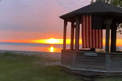 Image de At Lake Huron Shore Sunrise View entire family Home with Beach