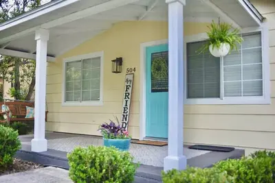 Image de Pet Friendly Historic Downtown Bungalow with Fenced In Yard!