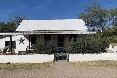 Image de 100-year-old Tombstone Pueblo