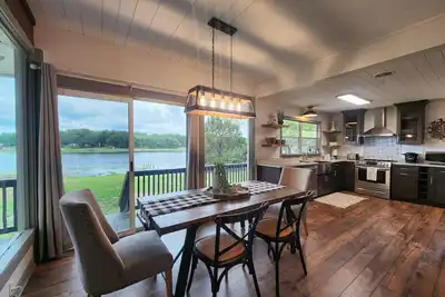 Image de The Silver Springs Lakefront Cottage - with Canoe