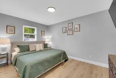 Image de Centrally located, spacious 4 bdrm, on quiet Ct