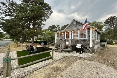 Image de Nouvelle Maison de plage de CapeCod récemment rénovée à quelques pas de la plage