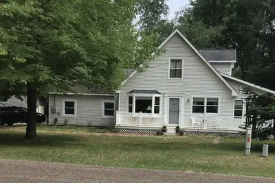 Image de Roomy home with spacious fenced in backyard and fire pit.